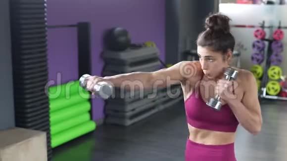 运动的女人用哑铃打拳视频的预览图
