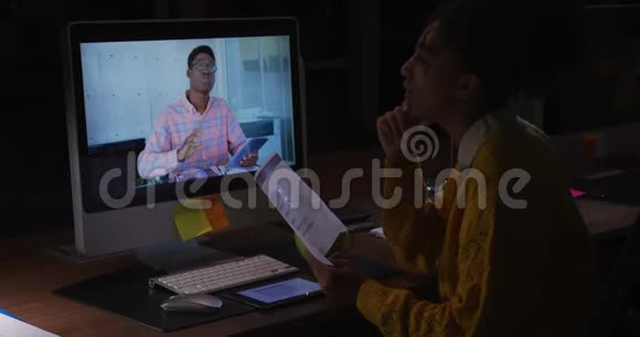 女商人在现代化的办公室里做视频会议视频的预览图