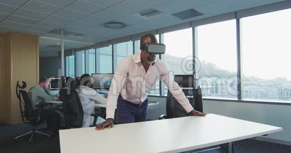 穿着VR耳机的非裔美国商人视频的预览图