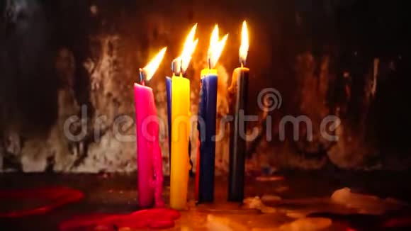 蜡烛在风中燃烧视频的预览图