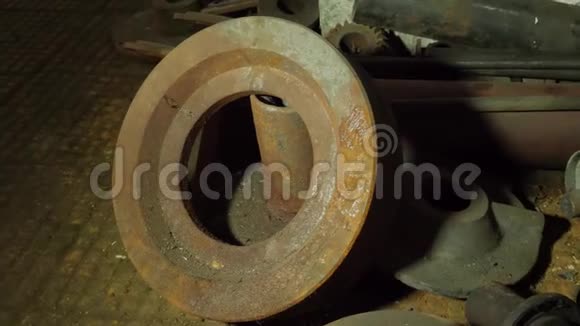 工厂里生锈的圆形金属视频的预览图
