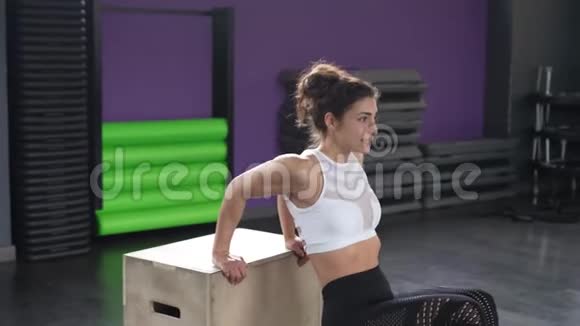 运动女性在健身房做三头肌俯卧撑视频的预览图