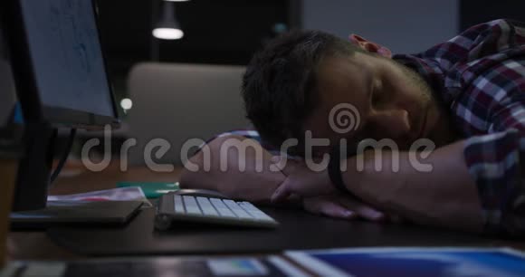 晚上在现代办公室睡觉的商人视频的预览图