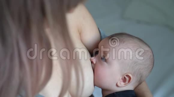 母乳喂养宝宝吃了我妈妈手视频的预览图