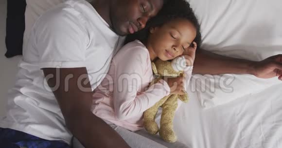 非裔美国人父女俩睡在一起视频的预览图