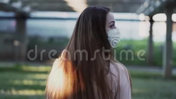 戴防护面罩和橡胶手套的女孩描述了恐惧视频的预览图