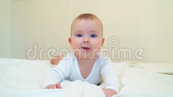 穿着白色衣服躺在床上的婴儿视频的预览图