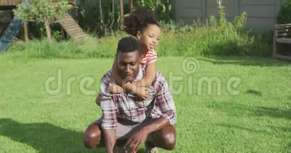 非裔美国人父亲和女儿在一起视频的预览图