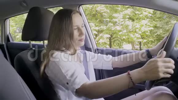 年轻女司机下车视频的预览图