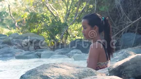 漂亮的亚洲女人在森林里的天然温泉里洗澡视频的预览图