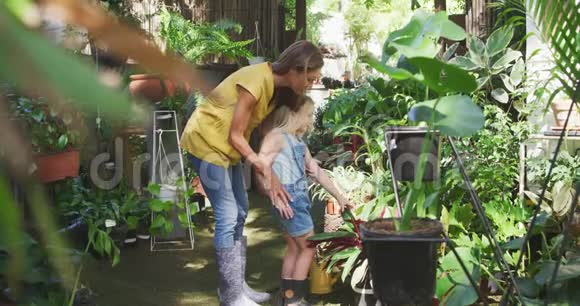 母亲和女儿一起在植物园度过时光视频的预览图
