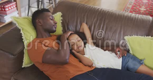 非裔美国人父女睡沙发视频的预览图