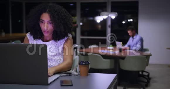 年轻的办公室管理人员在现代化的办公室里处理笔记本电脑视频的预览图