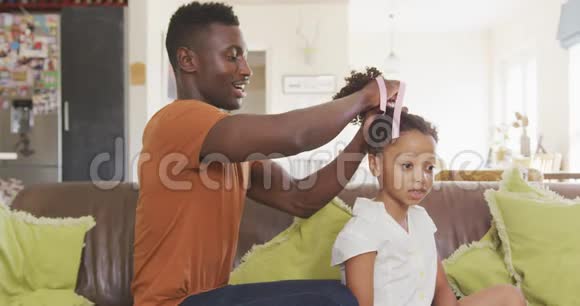 非裔美国人父亲把女儿的头发视频的预览图