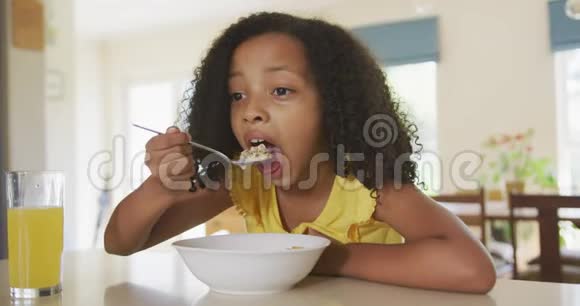 非裔美国女孩吃谷类食品的正面看法视频的预览图