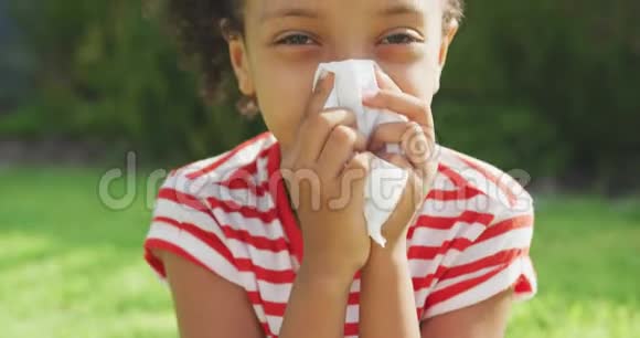 非裔美国女孩在外面吹鼻子视频的预览图