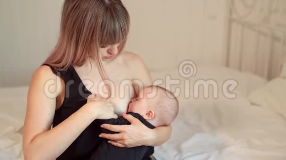 母乳喂养孩子吃了我妈妈的手视频的预览图