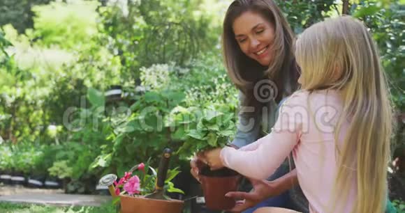 母亲和女儿正在花园里补种视频的预览图