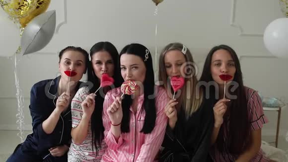 五个女孩穿着带棒棒糖的睡衣视频的预览图