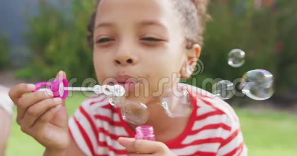 非裔美国女孩在外面做泡泡视频的预览图