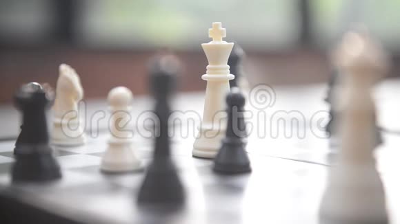 商人正在控制国际象棋而商业战略指挥背景视频的预览图