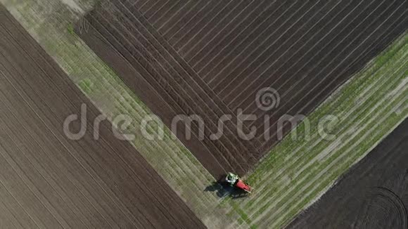 春天一辆拖拉机在田里工作视频的预览图