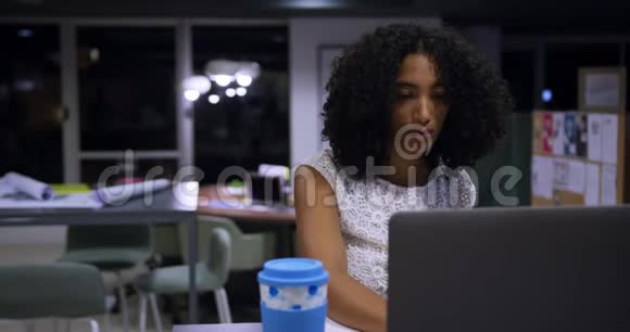 女商人在现代办公室里用笔记本电脑工作视频的预览图