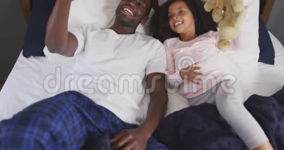非裔美国人父亲和女儿在床上自拍视频的预览图