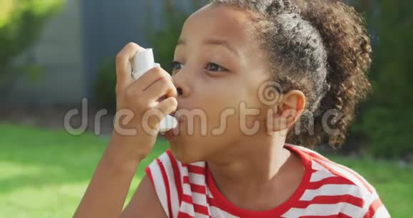 非裔美国女孩服用药物视频的预览图
