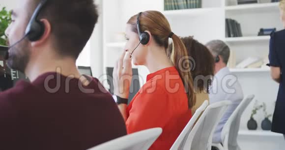 女人用耳机跟顾客说话视频的预览图