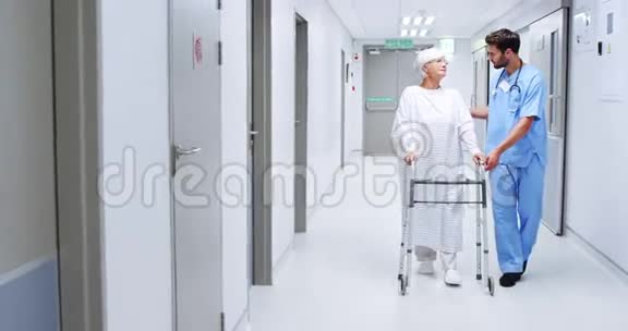 协助老年病人使用步行架的男护士视频的预览图