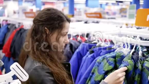 3年轻女子在服装店给孩子穿夹克视频的预览图