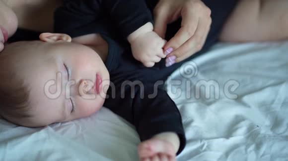 妈妈和黑人宝宝睡在一起特写镜头视频的预览图