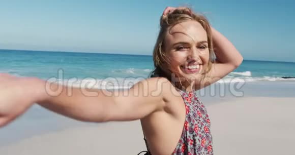 在海滩上享受自由时光的女人视频的预览图