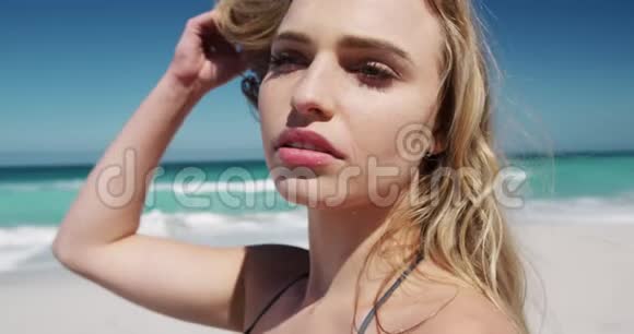 在海滩上享受自由时光的女人视频的预览图