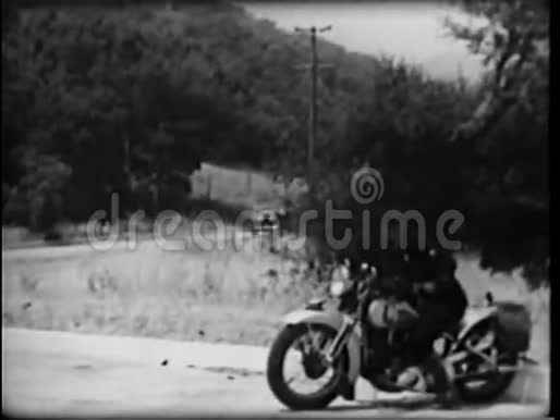 警察骑摩托车在乡间公路上追车视频的预览图