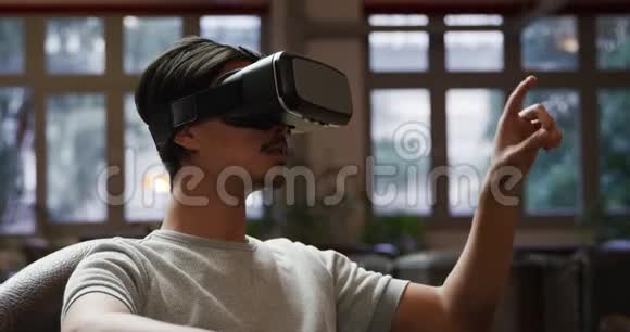 混合种族男子使用虚拟现实耳机视频的预览图
