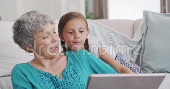 祖母和孙女一起度过时光视频的预览图