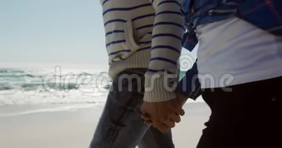 一对夫妇一起享受海滩上的自由时光视频的预览图