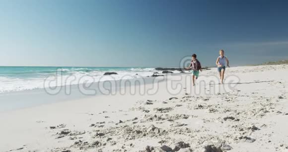 男孩和女孩一起在海滩上享受自由时光视频的预览图