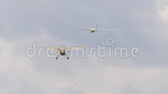 机动飞机的滑翔机平面视频的预览图