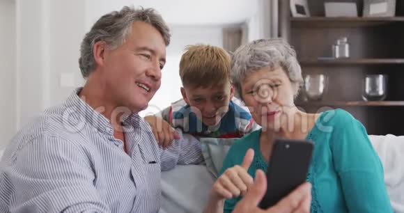 祖父母和孙子一起度过时光视频的预览图