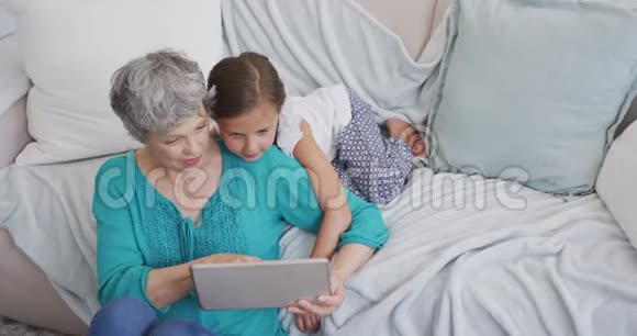 奶奶和孙女在一起视频的预览图