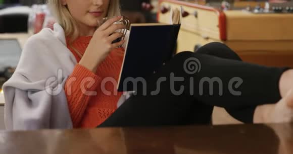 高加索女人喝咖啡读书视频的预览图