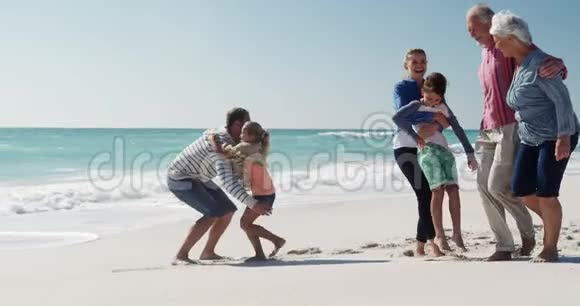一家人一起在海滩上享受自由时光视频的预览图