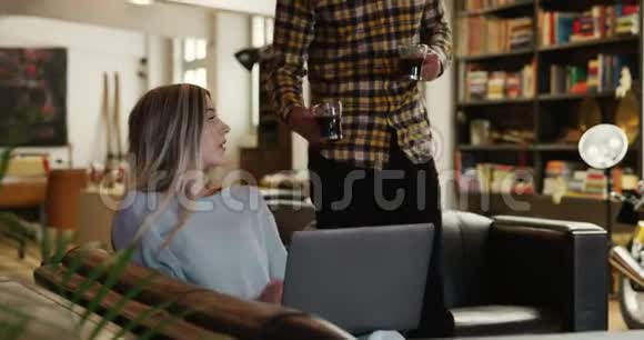 一对夫妇在家里的电脑前喝咖啡视频的预览图