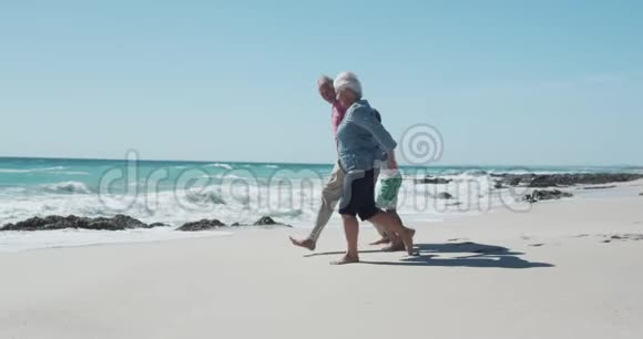 一家人一起在海滩上享受自由时光视频的预览图