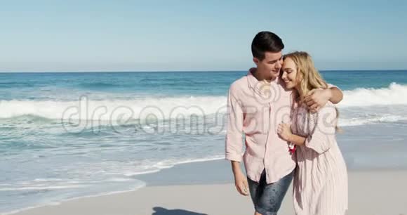 恋爱中的情侣一起享受海滩上的自由时光视频的预览图