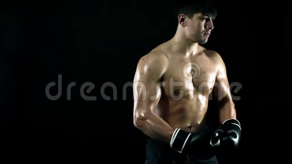 暗箱概念拳击手戴手套的人在黑色背景上与阴影搏斗个人体育娱乐活动慢慢视频的预览图