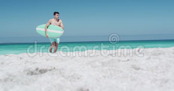 一个手臂下拿着冲浪板的人视频的预览图